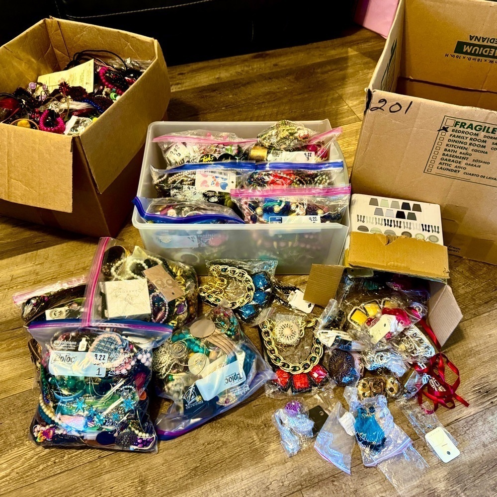 3 LB CRAFT JUNK WEARABLE vintage 2 modern jewelry lot.~ jewelry mystery fun art - Picture 7 of 7